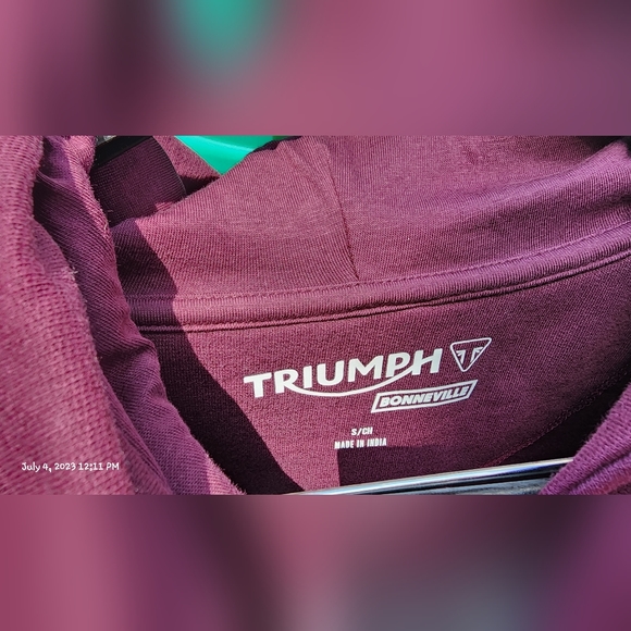 Hoodie womens size small.  triumph motorcycles. Maroon red. - Picture 3 of 12